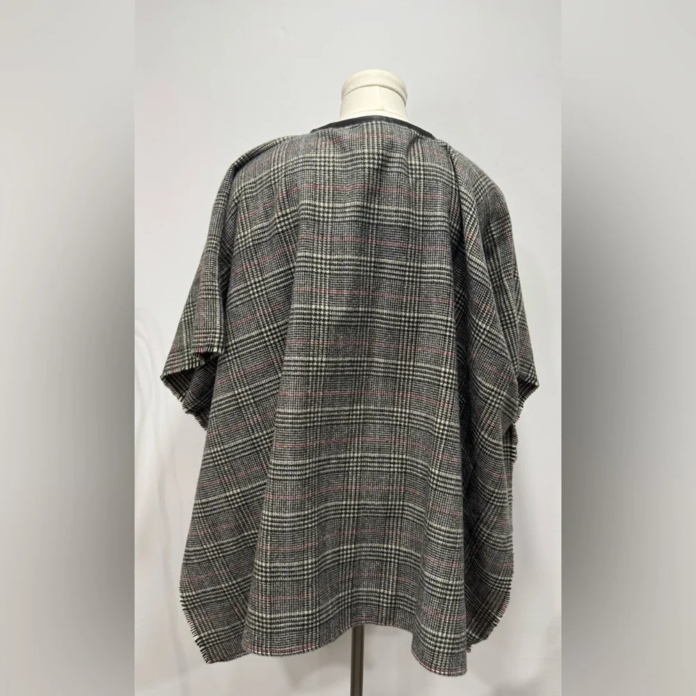 Vince Camuto Shawl Poncho Cape EUC - Picture 4 of 8